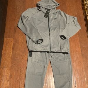 (XL)tracksuit